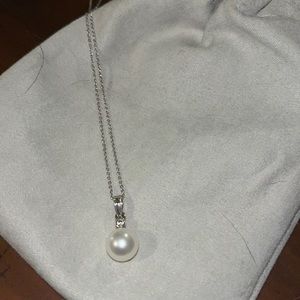 Pearl pendant necklace